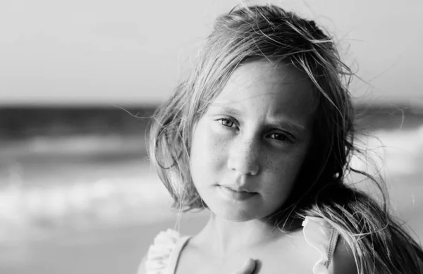 Urocza, uśmiechnięta dziewczynka na wakacjach na plaży — Zdjęcie stockowe