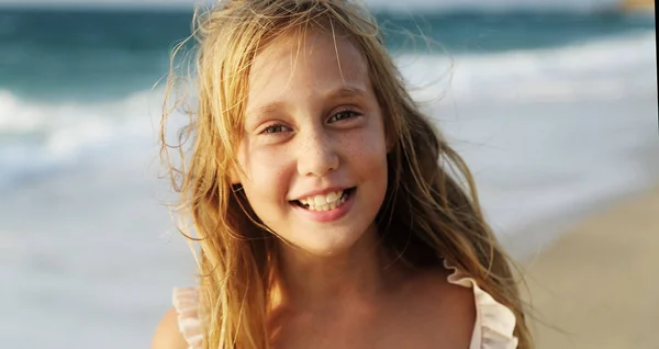 Rozkošný šťastný úsměv holčička na pláži dovolená — Stock fotografie