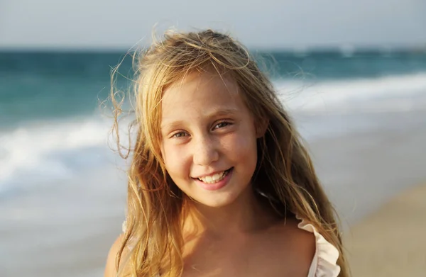 Schattig gelukkig lachend klein meisje op strandvakantie — Stockfoto