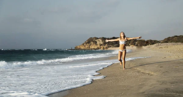 Urocza, uśmiechnięta dziewczynka na wakacjach na plaży — Zdjęcie stockowe