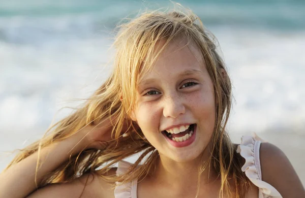 Adorabile felice sorridente bambina in vacanza al mare — Foto Stock