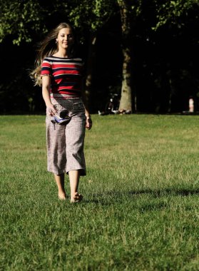 Gülümseyen güzel bir genç kadının portresi.