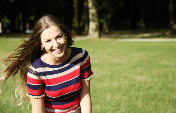 Portrait of a beautiful young woman smiling — Stock Photo, Image