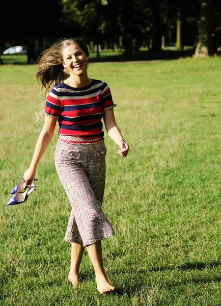 Portrait of a beautiful young woman smiling — Stock Photo, Image