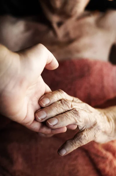 Κοντινό πλάνο των χεριών μιας ηλικιωμένης γυναίκας. ρυτιδωμένο δέρμα. — Φωτογραφία Αρχείου