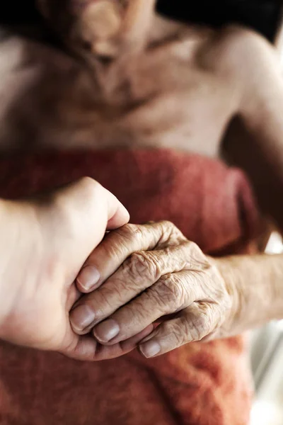 Sluit de handen van een oude vrouw. rimpelhuid. — Stockfoto