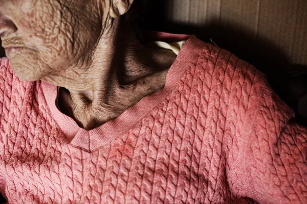 Verouderde vrouw zit in een rolstoel. rimpelhuid. — Stockfoto