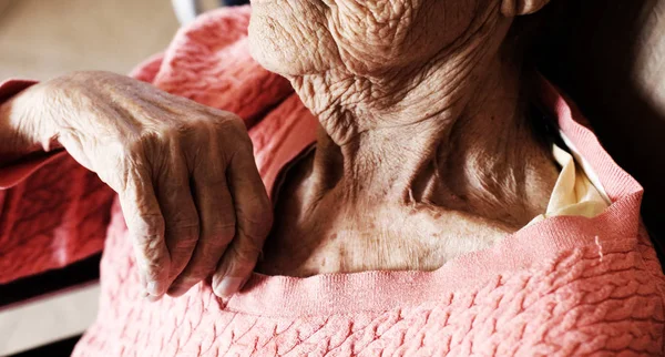 Художественный портрет красивой пожилой женщины в конце ее жизни — стоковое фото