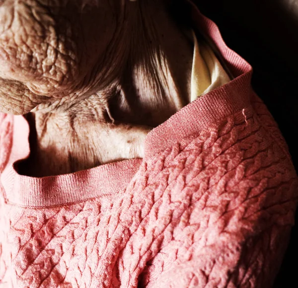 Retrato de arte de uma bela mulher idosa no final de sua vida — Fotografia de Stock