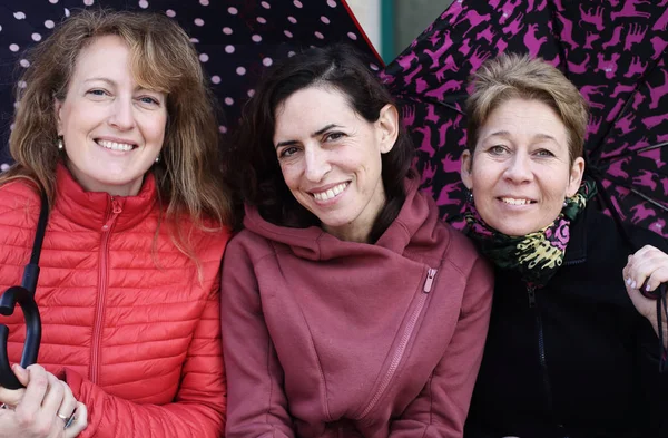 Porträtt av tre mogna vackra damer utanför — Stockfoto