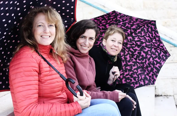 Portrait de trois belles femmes matures à l'extérieur — Photo