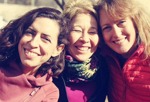 Retrato de tres mujeres hermosas maduras afuera —  Fotos de Stock