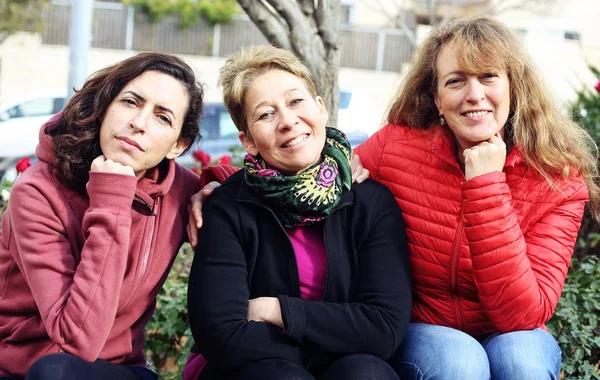 Retrato de tres mujeres hermosas maduras afuera —  Fotos de Stock