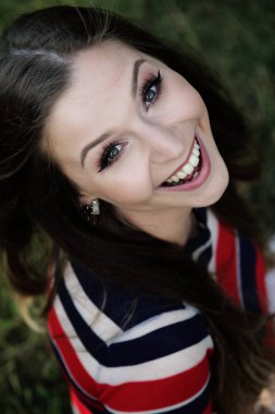 Gülümseyen güzel bir genç kadının portresi.