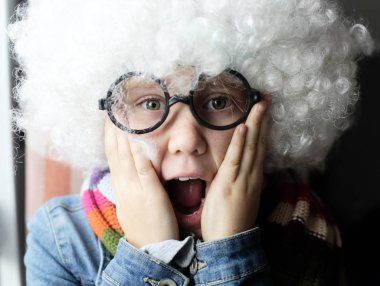 Karnaval kostümlü mutlu duygusal çocuk evde