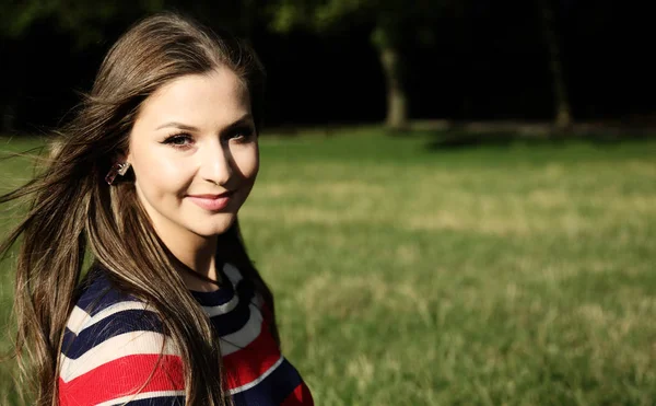 Ritratto di una bella giovane donna sorridente — Foto Stock