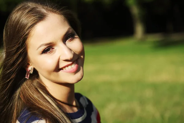 Portret van een mooie jonge vrouw glimlachend — Stockfoto