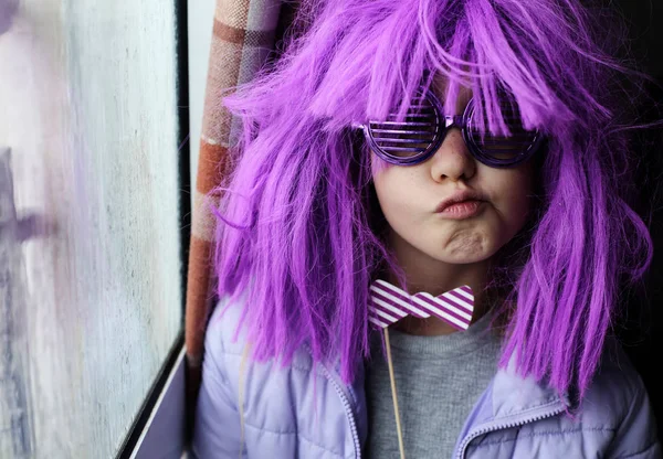 Criança emocional feliz em traje de carnaval em casa — Fotografia de Stock