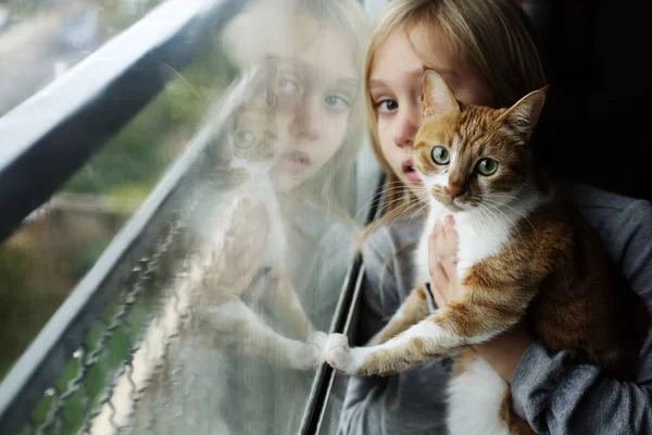 Retrato 9 años chica con gato — Foto de Stock