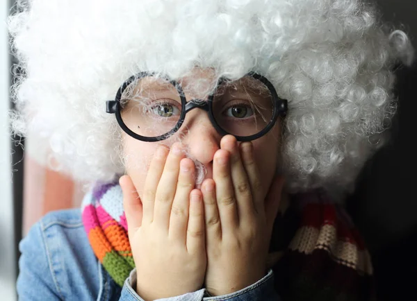 Felice bambino emotivo in costume di carnevale a casa — Foto Stock