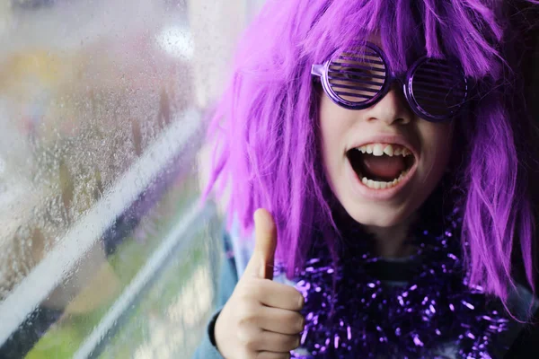 Menino autista emocional feliz em traje de carnaval em casa — Fotografia de Stock