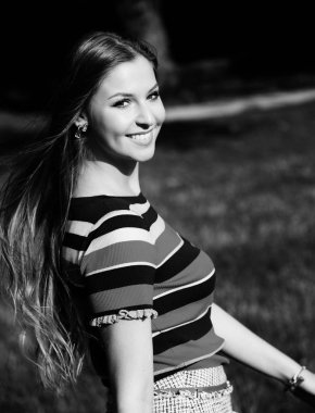 Gülümseyen güzel bir genç kadının portresi.