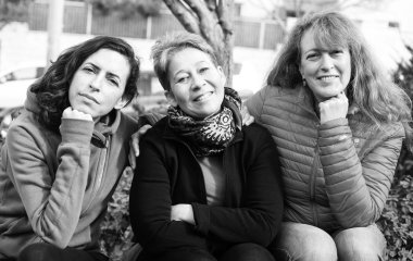 Dışarıdaki üç olgun güzel kadının portresi.