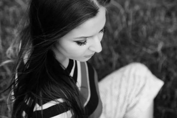 Outdoors portrait of a beautiful young woman smiling — 스톡 사진