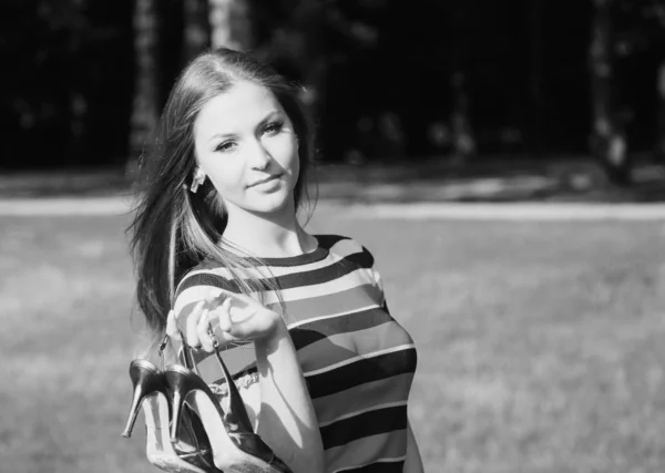 Retrato de una hermosa joven sonriendo —  Fotos de Stock