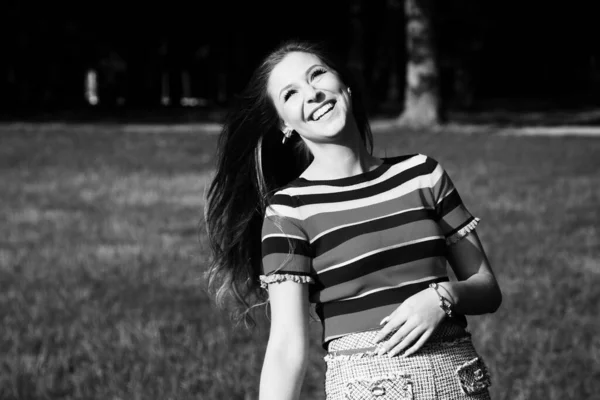 Portrait of a beautiful young woman smiling — Stock Photo, Image