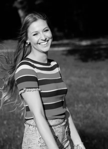 Retrato de una hermosa joven sonriendo — Foto de Stock