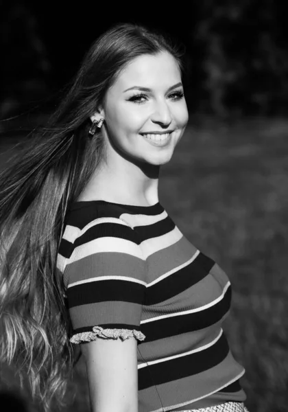 Retrato de uma bela jovem mulher sorrindo — Fotografia de Stock