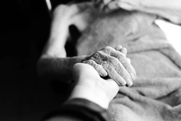 Feche de mãos de mulher idosa. pele rugosa . — Fotografia de Stock