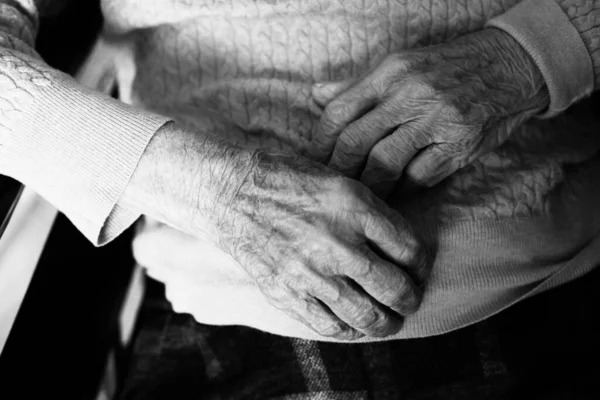 Κοντινό πλάνο των χεριών μιας ηλικιωμένης γυναίκας. ρυτιδωμένο δέρμα. — Φωτογραφία Αρχείου