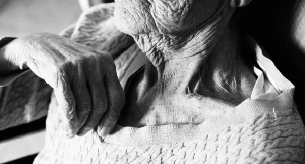 Retrato de arte de uma bela mulher idosa no final de sua vida — Fotografia de Stock