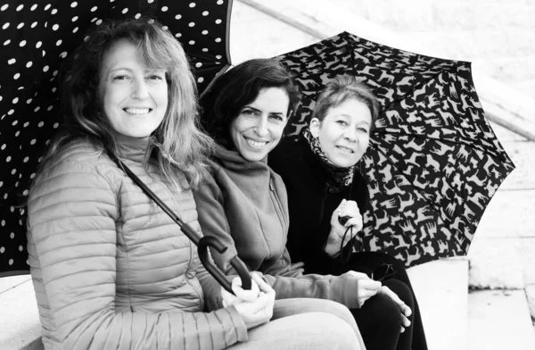 Porträtt av tre mogna vackra kvinnor utanför — Stockfoto