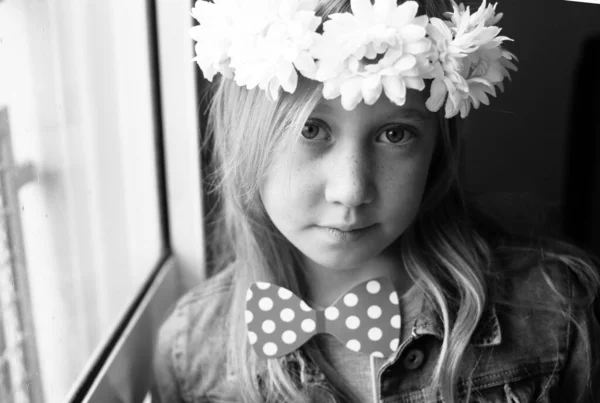 Happy emotional child in carnival costume at home — Stock Photo, Image