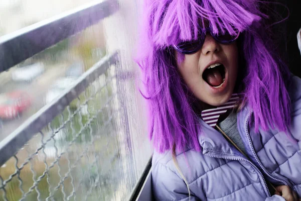 Felice bambino emotivo in costume di carnevale a casa — Foto Stock