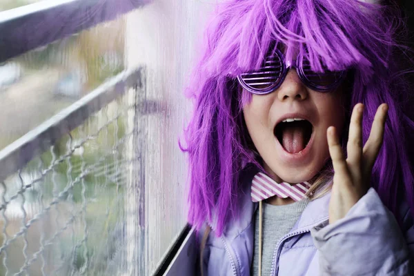 Felice bambino emotivo in costume di carnevale a casa — Foto Stock