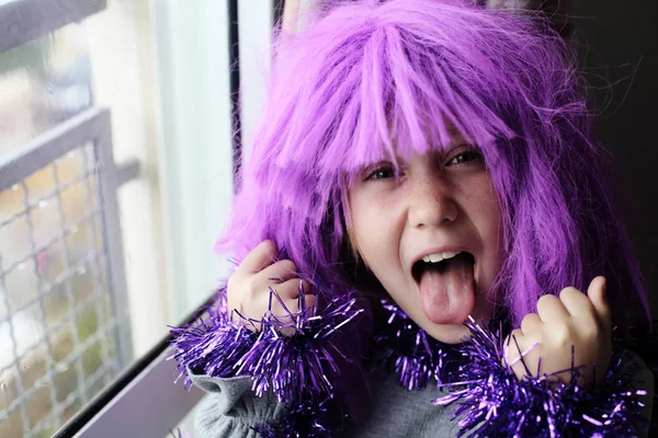 Felice bambino emotivo in costume di carnevale a casa — Foto Stock