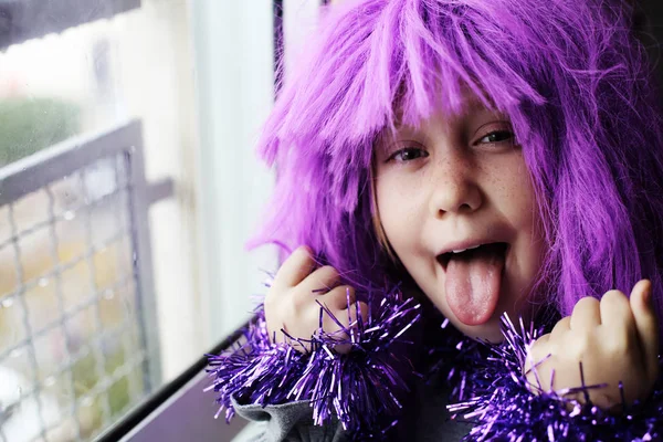 Felice bambino emotivo in costume di carnevale a casa — Foto Stock