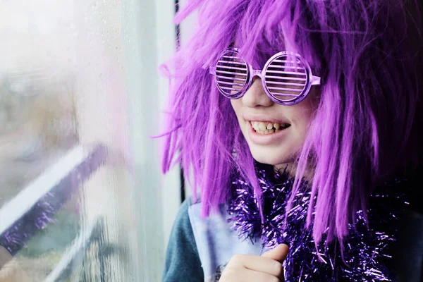 Felice ragazzo autista emotivo in costume di carnevale a casa — Foto Stock