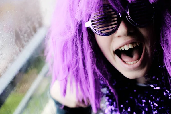 Felice ragazzo autista emotivo in costume di carnevale a casa — Foto Stock