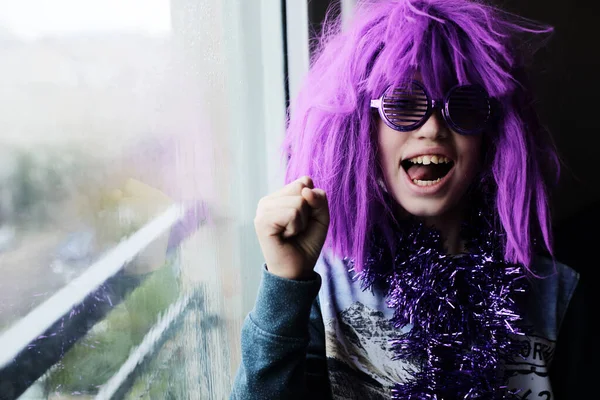 家庭でのカーニバルの衣装を着た幸せな感情的な子供 — ストック写真