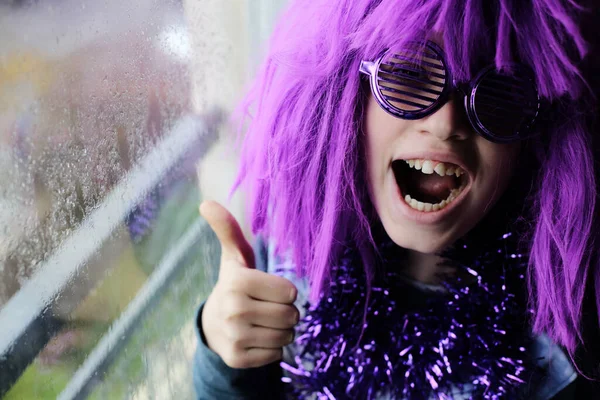 Felice ragazzo autista emotivo in costume di carnevale a casa — Foto Stock