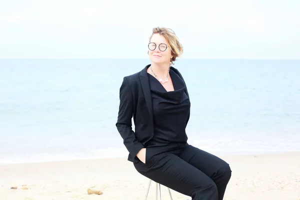 Portret Van Een Serieuze Jarige Vrouw Die Het Strand Loopt — Stockfoto