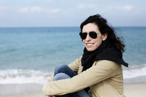 海岸沿いを歩く45歳の女性の肖像画 — ストック写真