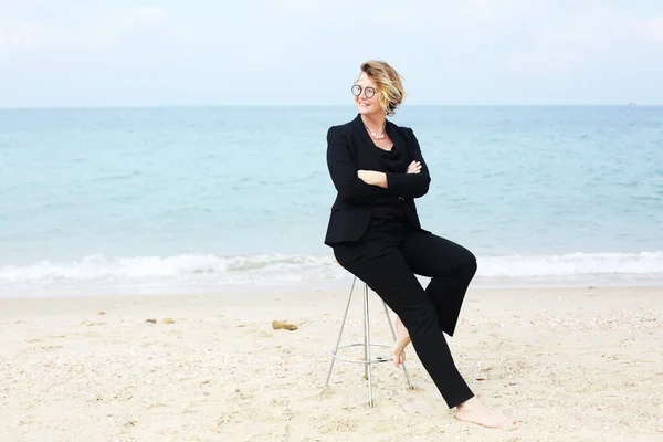 Retrato Una Mujer Seria Años Caminando Por Playa — Foto de Stock