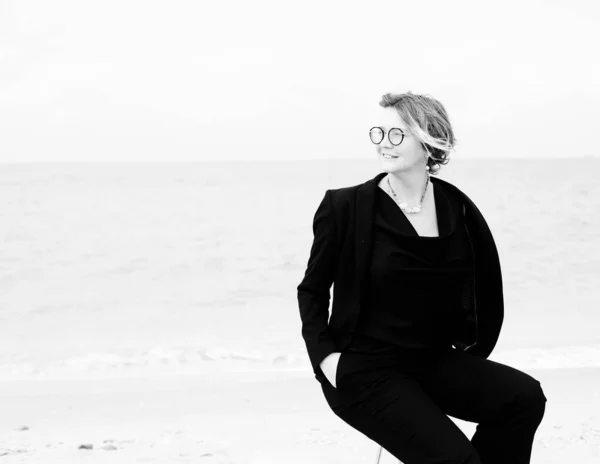 Portret Van Een Serieuze Jarige Vrouw Die Het Strand Loopt — Stockfoto