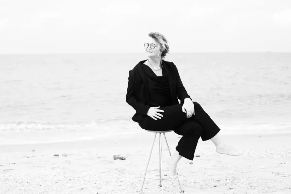 Portret Van Een Serieuze Jarige Vrouw Die Het Strand Loopt — Stockfoto